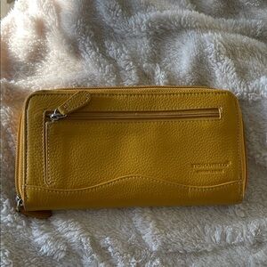 Tignanello pebbled Leather yellow Women’s Wallet. Zip around. Keyholder. No flaw